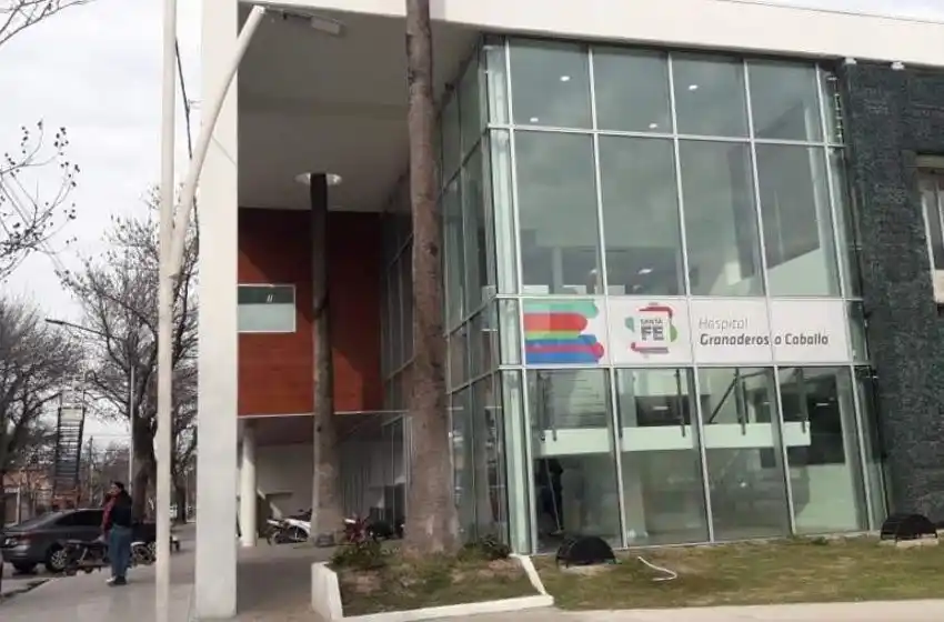 Detienen a una mujer que parió en su casa, dejó al bebé en el inhodoro y murió