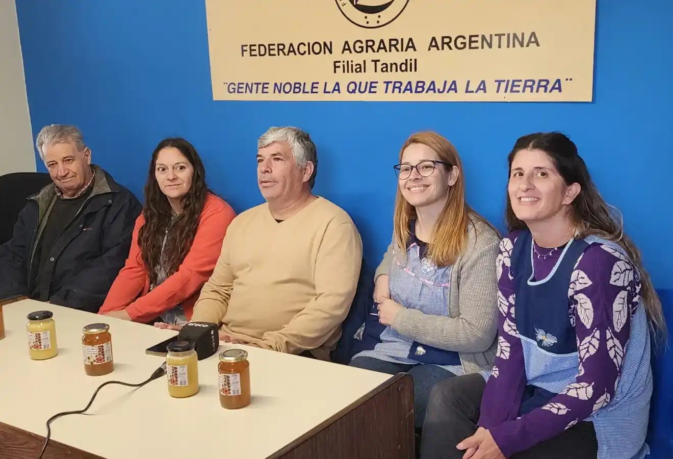 Dardo Alonso, Mariel Santellan, Gustavo Morteo, Natalia Ferreyra y Cristina Rivero, en la presentación del proyecto "La abeja y yo".