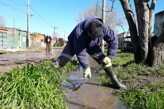 La importancia de mantener desagües y zanjas limpias ante el pronóstico de lluvias
