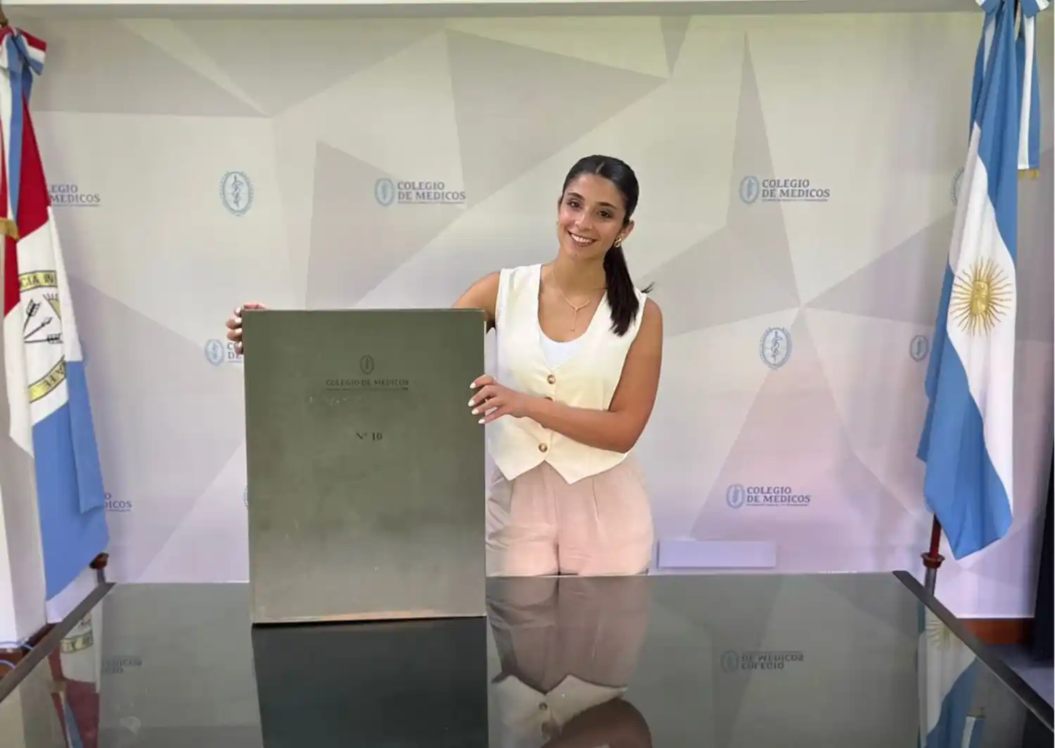 ¡Felicitan a Johana Tau por recibirse de médica!