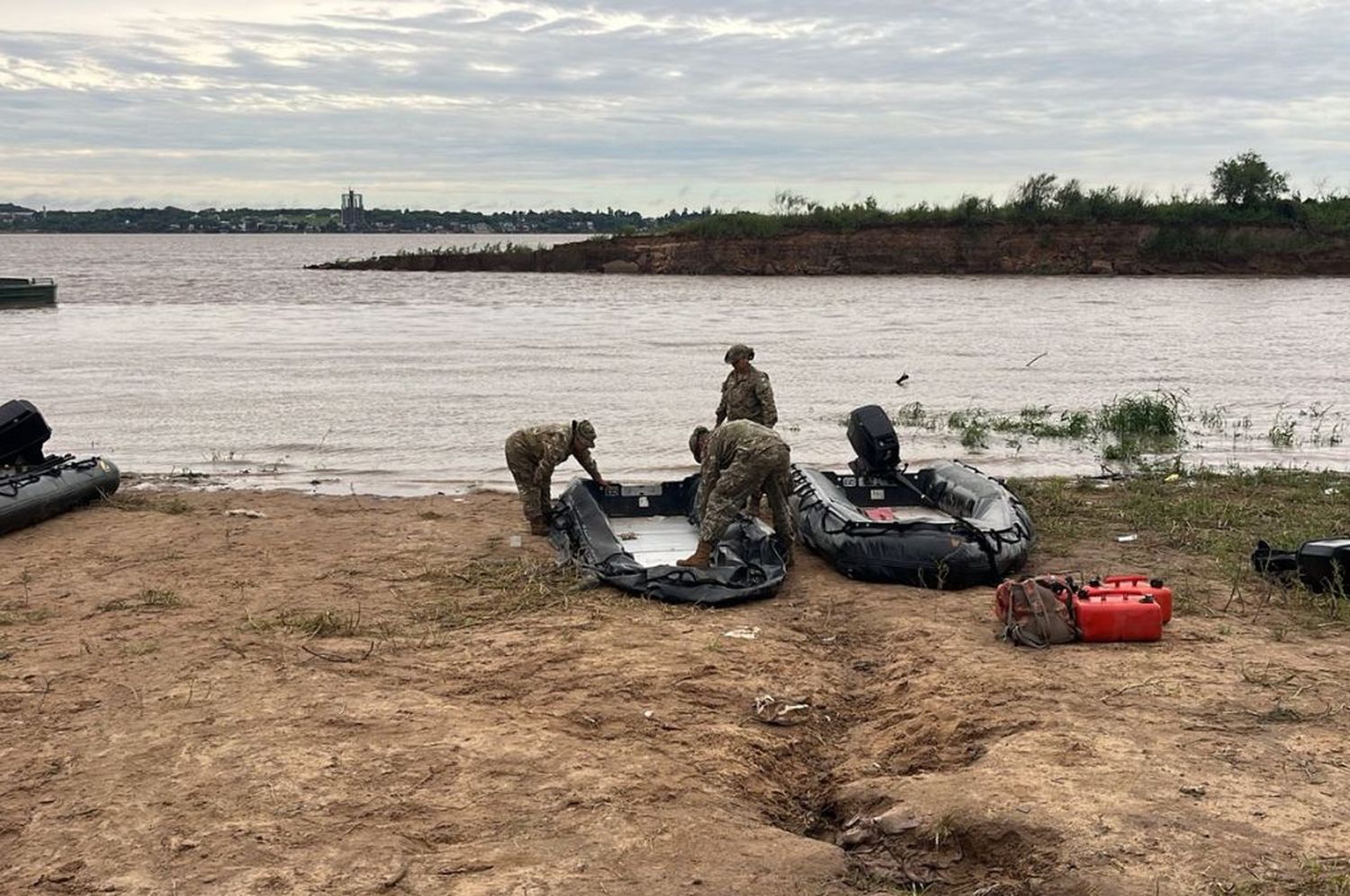 Búsqueda de un soldado en el río Paraná