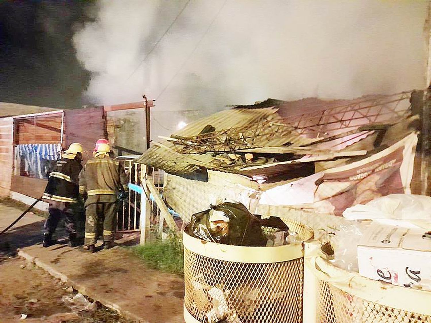 Se incendió por completo un módulo
habitacional en el barrio Lote 111