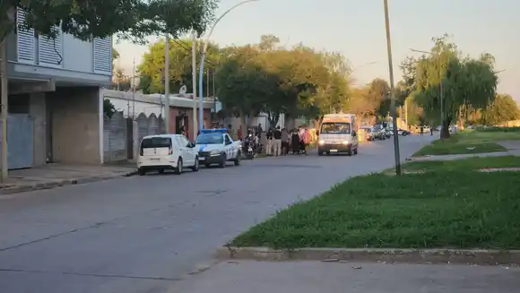Un joven sufrió una convulsión en plena calle, fue asistido por vecinos y trasladado al hospital