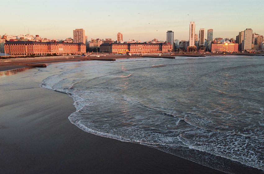 Investigan la muerte de un hombre que apareció en una playa: junto al cuerpo había dinero y unas llaves