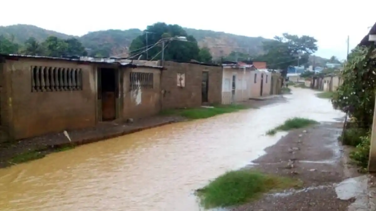PEQUEÑO DE 8 AÑOS MUERE ELECTROCUTADO: se bañaba  bajo la lluvia y recibió la descarga