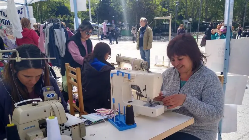 Costureros y trabajadores textiles realizaron una intervención frente a la Catedral