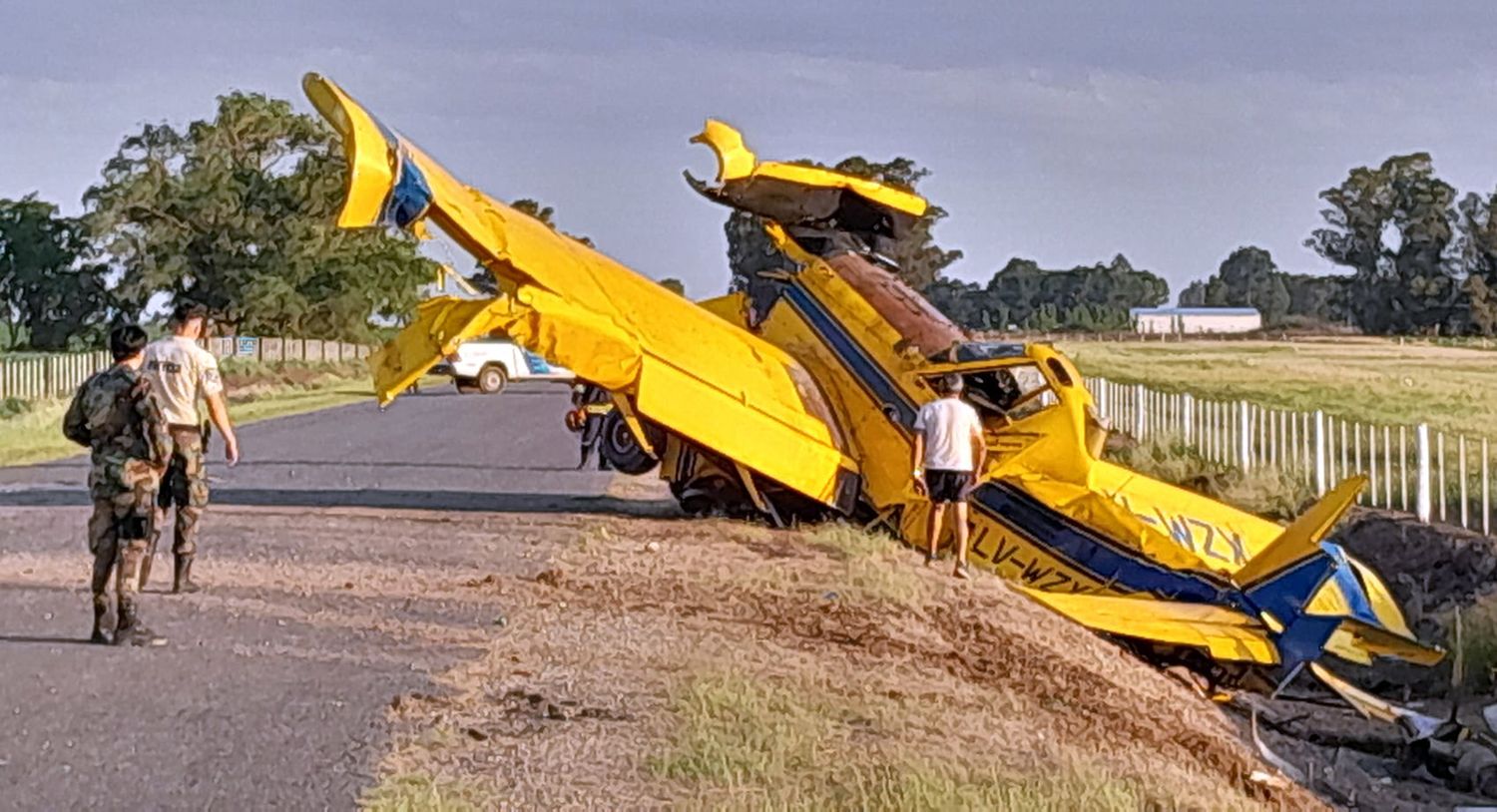 En la banquina. La avioneta de Altuna cayó instantes después de despegar