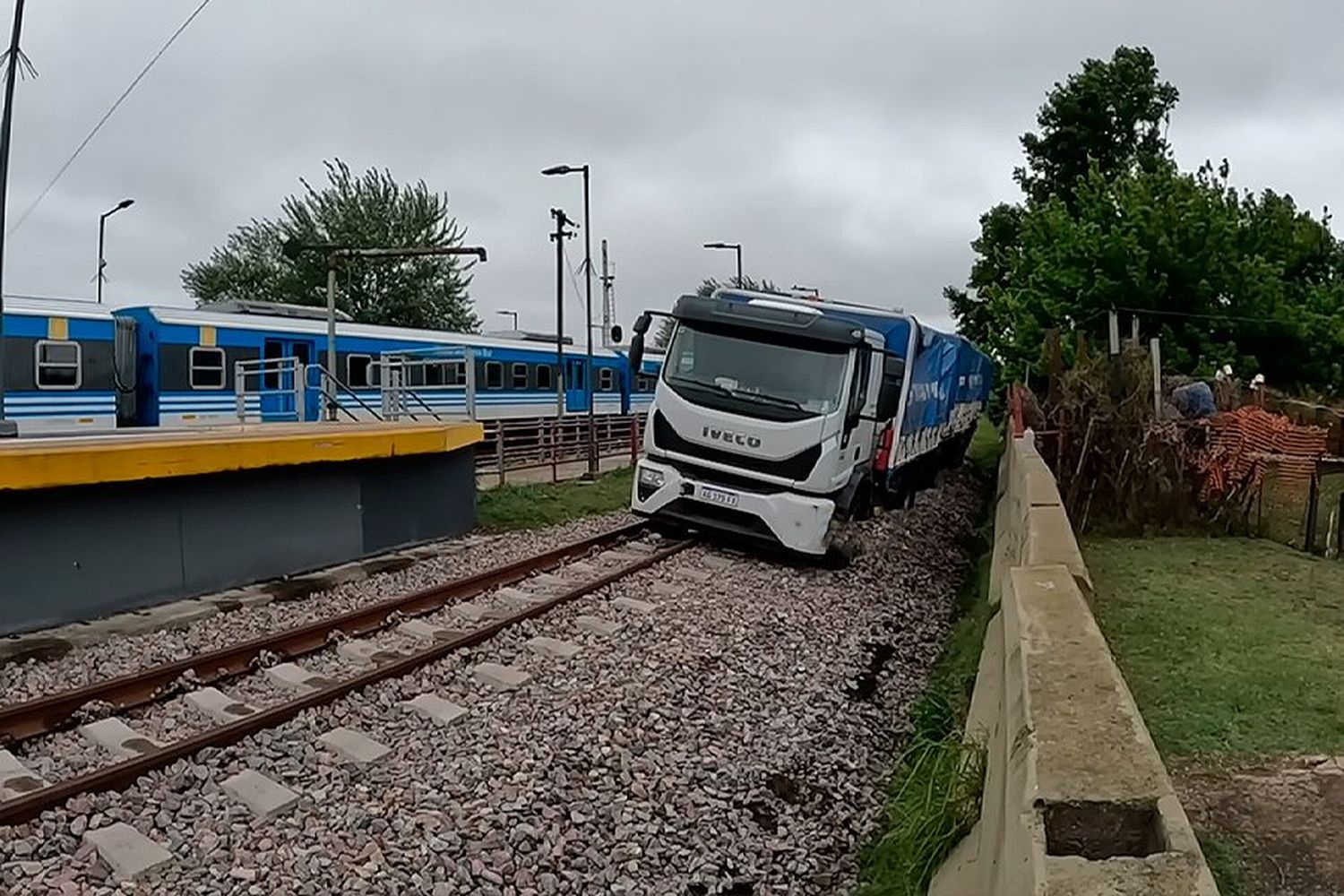 Recalculando: un camionero siguió al GPS y terminó atascado en las vías del tren