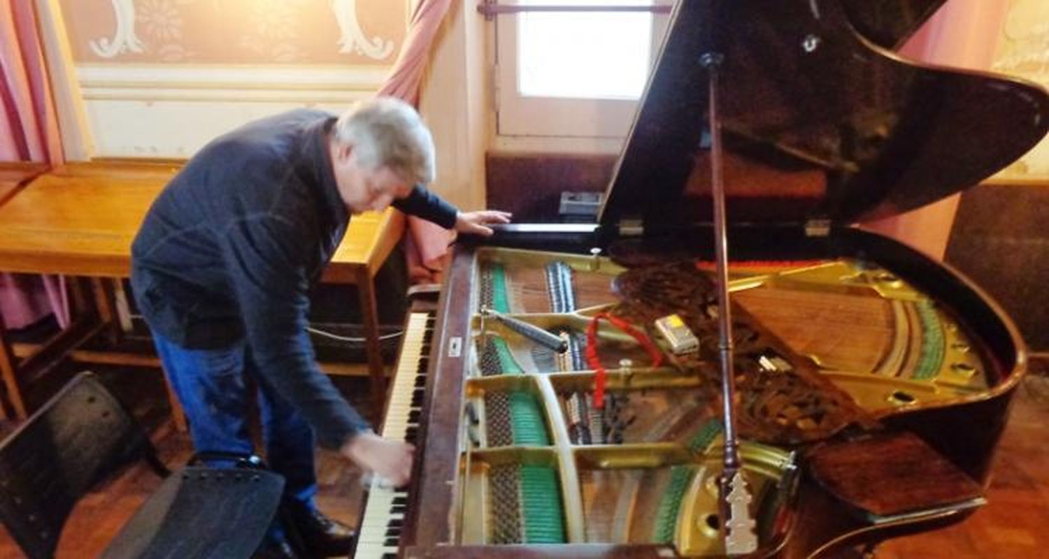 Acondicionan el piano del Salón Dorado de la Municipalidad