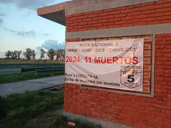 Triste: Colocaron cartel que recuerda a las once víctimas en siniestros viales en ruta nacional 5