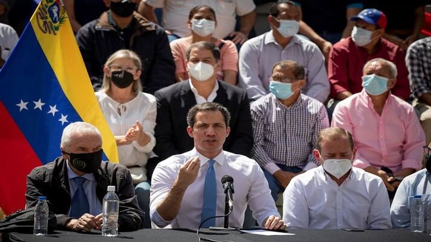 Con las elecciones regionales a la vuelta de la esquina, la oposición venezolana se enfrenta a múltiples fracturas. Ha sido incapaz de mostrar en público una imagen de unidad y multiplica sus disputas. A estas alturas del proceso para las elecciones del 21 de noviembre, tiene el desafío de convencer a la ciudadanía que quiere un cambio de que el voto sirve para derrotar al chavismo.