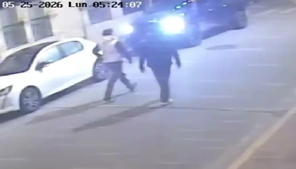 El de chaleco blanco quedó registrado cuando disparaba con un arma de fuego.