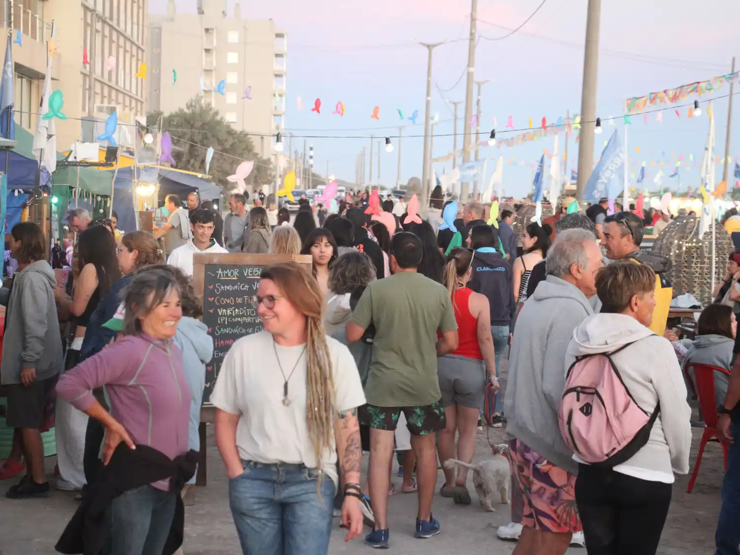 La fiesta comenzó a ser visitada desde la tarde. El paseo con propuestas gastronómicas y artesanías acompañó desde el mediodía
