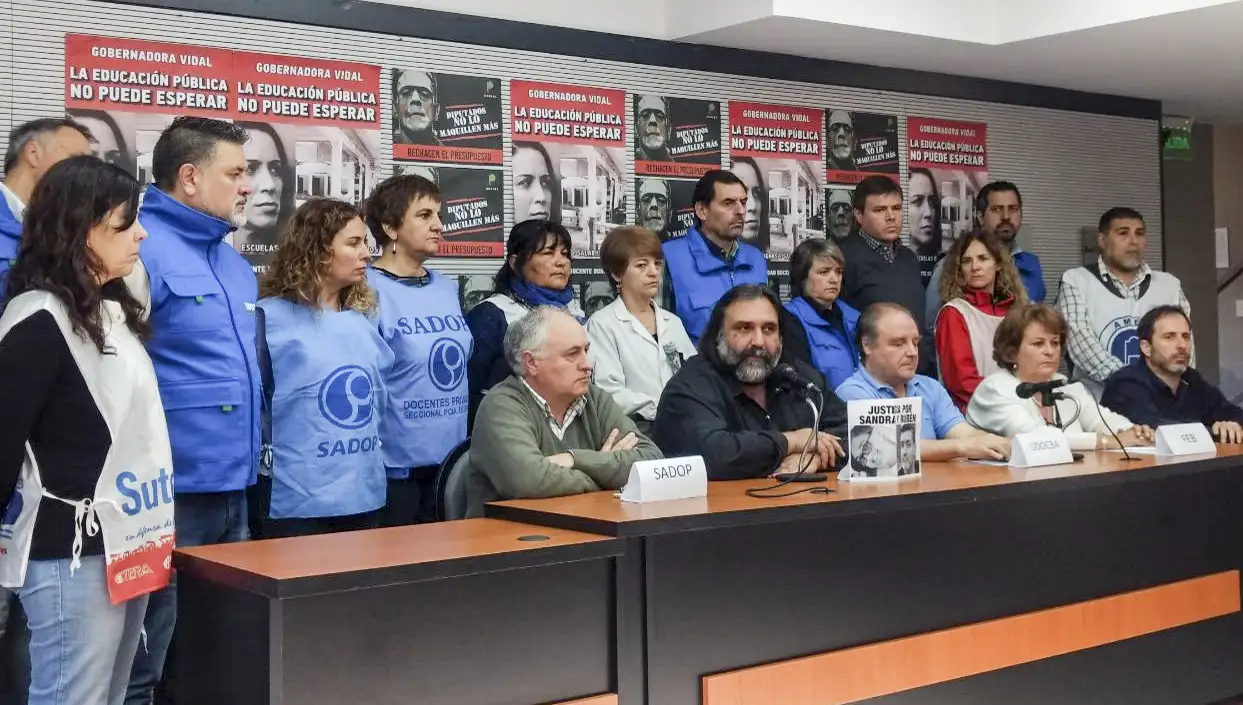 Los docentes pararán el lunes y martes y el Gobierno los convocó para el jueves