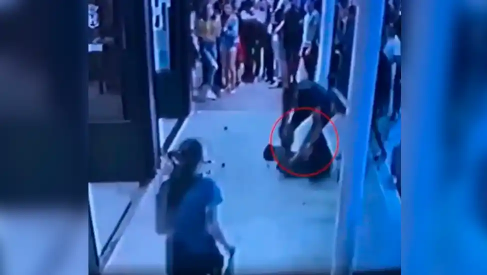 Un turista en Pinamar se violentó con un mozo: "Me vas a atender cuando yo te digo"