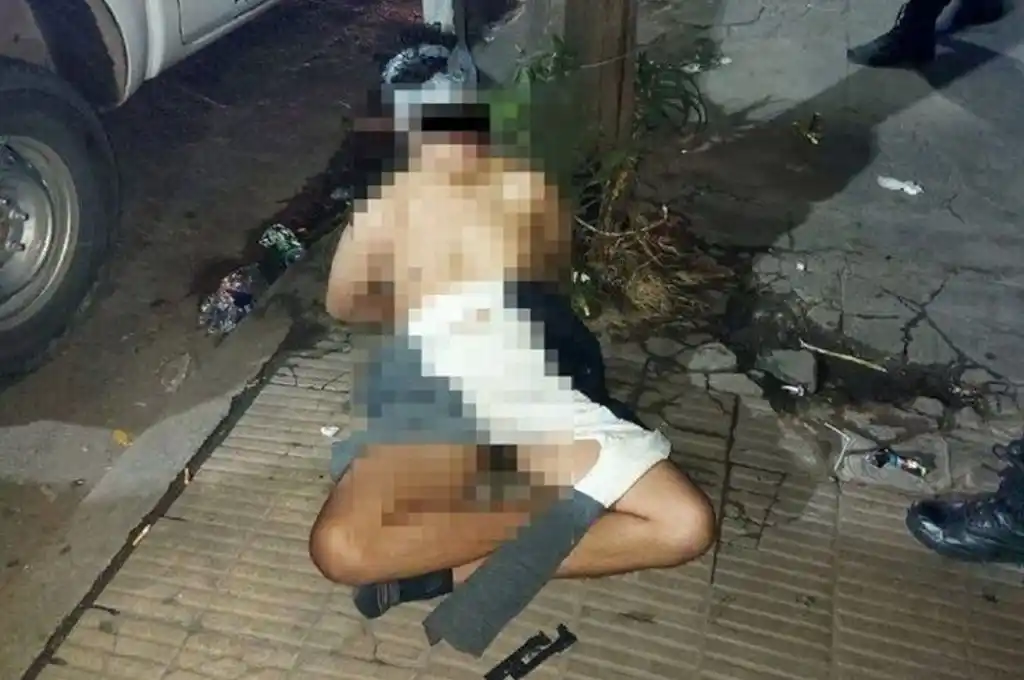 Vecinos hartos: desnudaron y golpearon a un delincuente. A otro, lo ataron a un poste