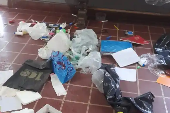 Exalumnos de 13 y 14 años se llevaron computadores, termómetros y parlantes de la Escuela Rivadavia de Morteros