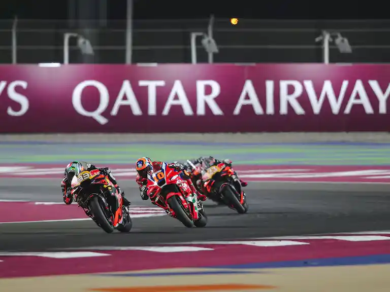 Tres pilotos de Moto GP, durante el GP de Qatar de 2025 . Foto:  Gold & Goose Photography