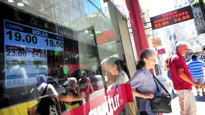 El dólar arrancó en baja, pero se dio vuelta y sube otra vez