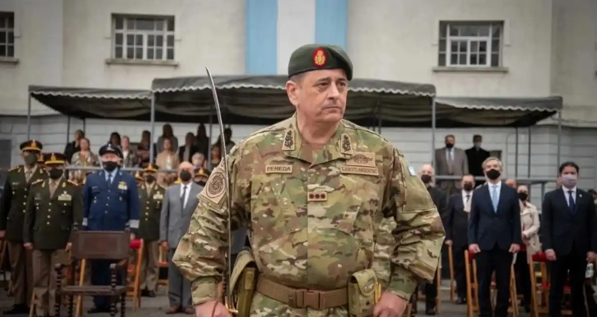 Otra polémica: piden la renuncia del Jefe del Ejército