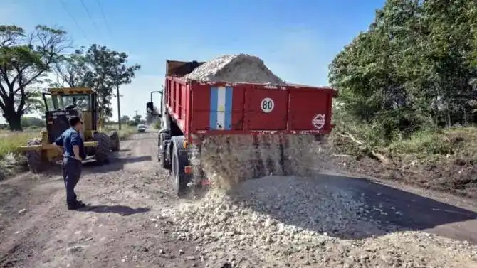 En Batán. Tareas de engranzado y reparación de calles