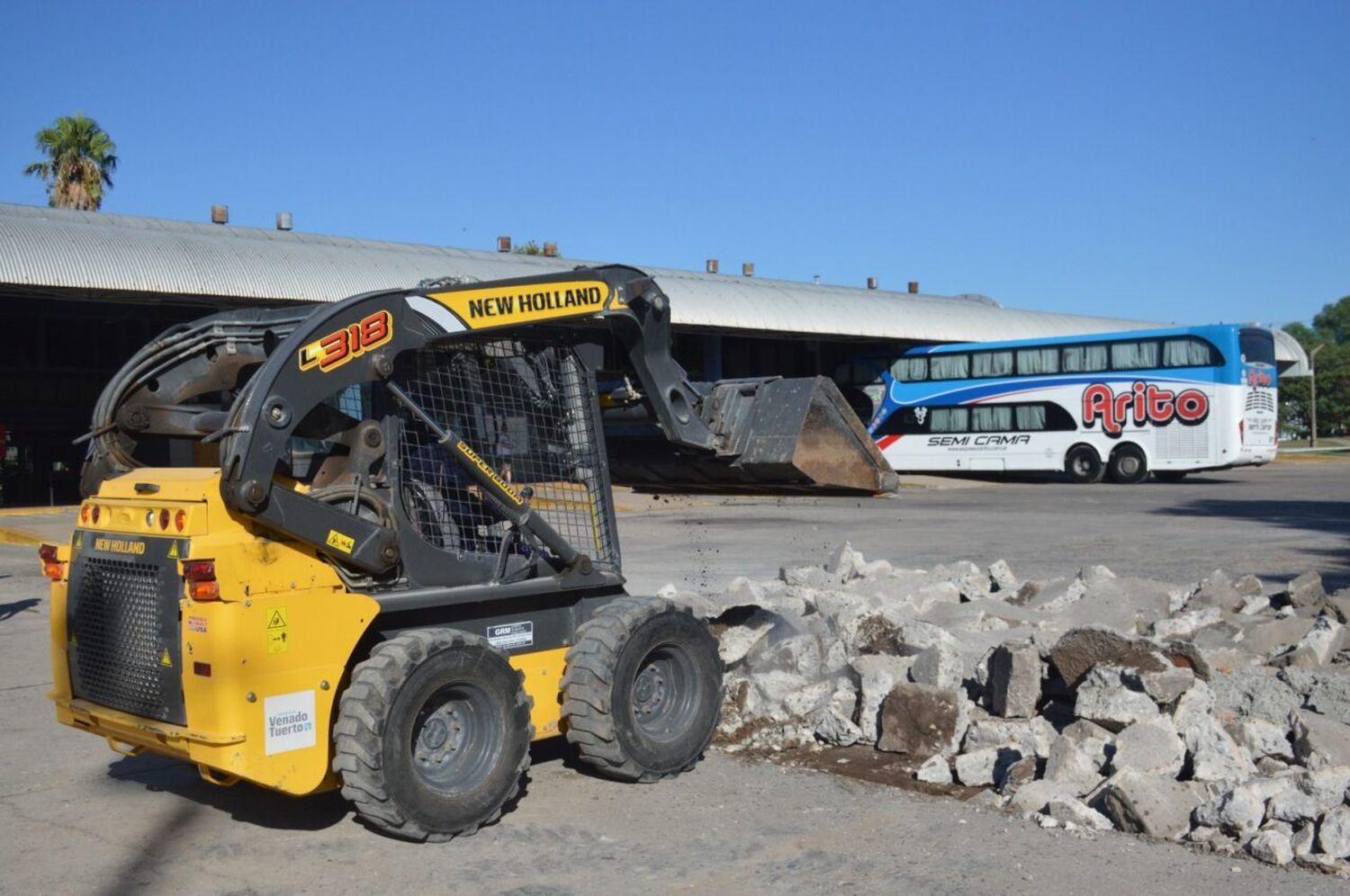 Continúan los trabajos de reparación de losas en el playón de la terminal