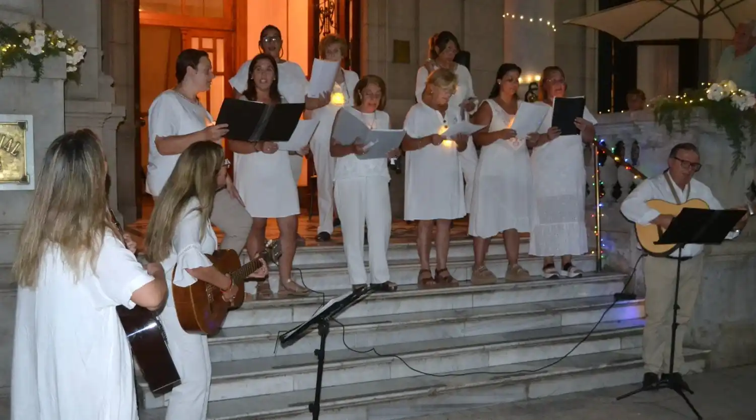 Grupo de adulto de En son de paz, cantata en el Club Social-