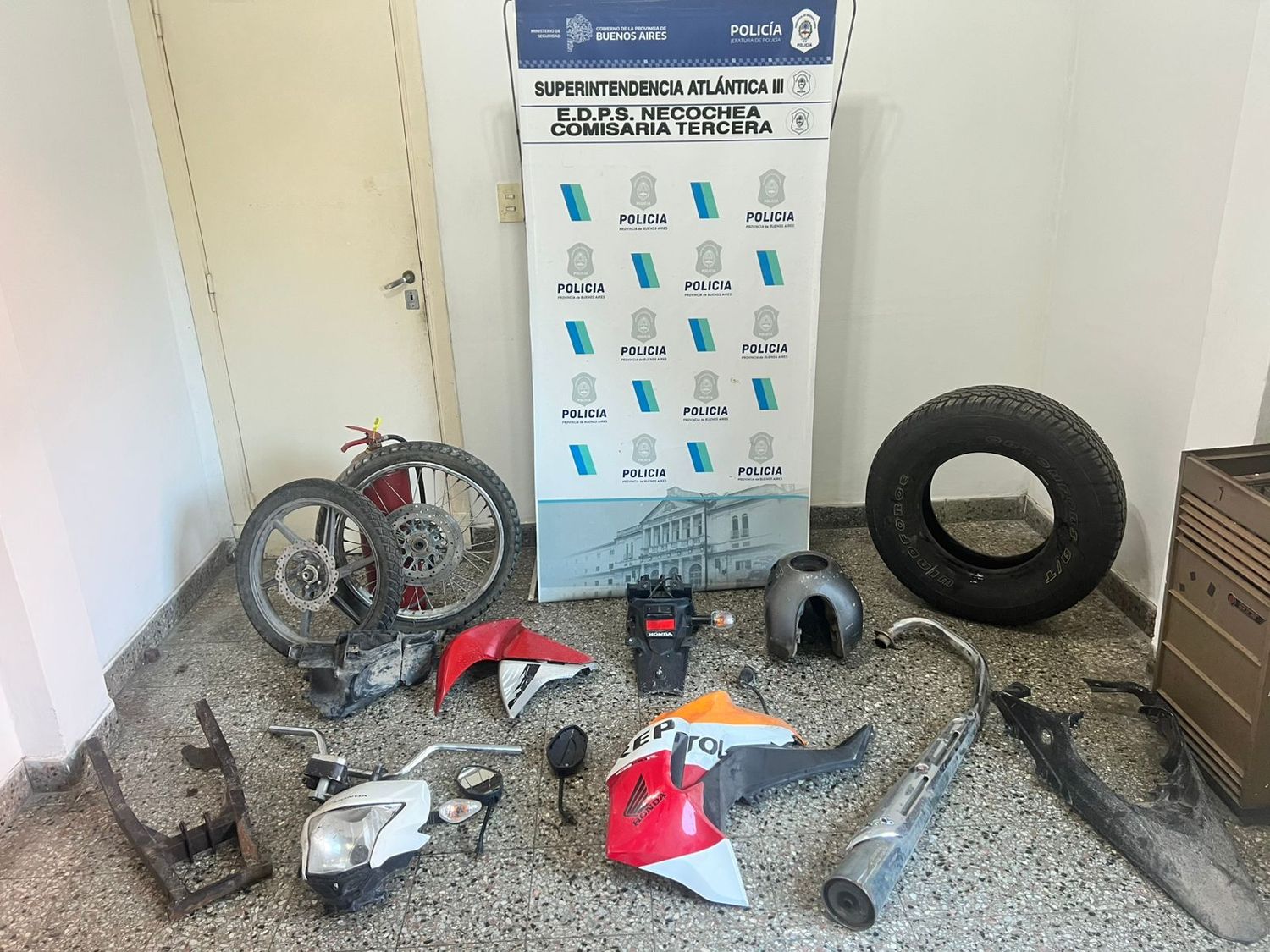 Desbaratan aguantadero de autopartes robadas y secuestran droga