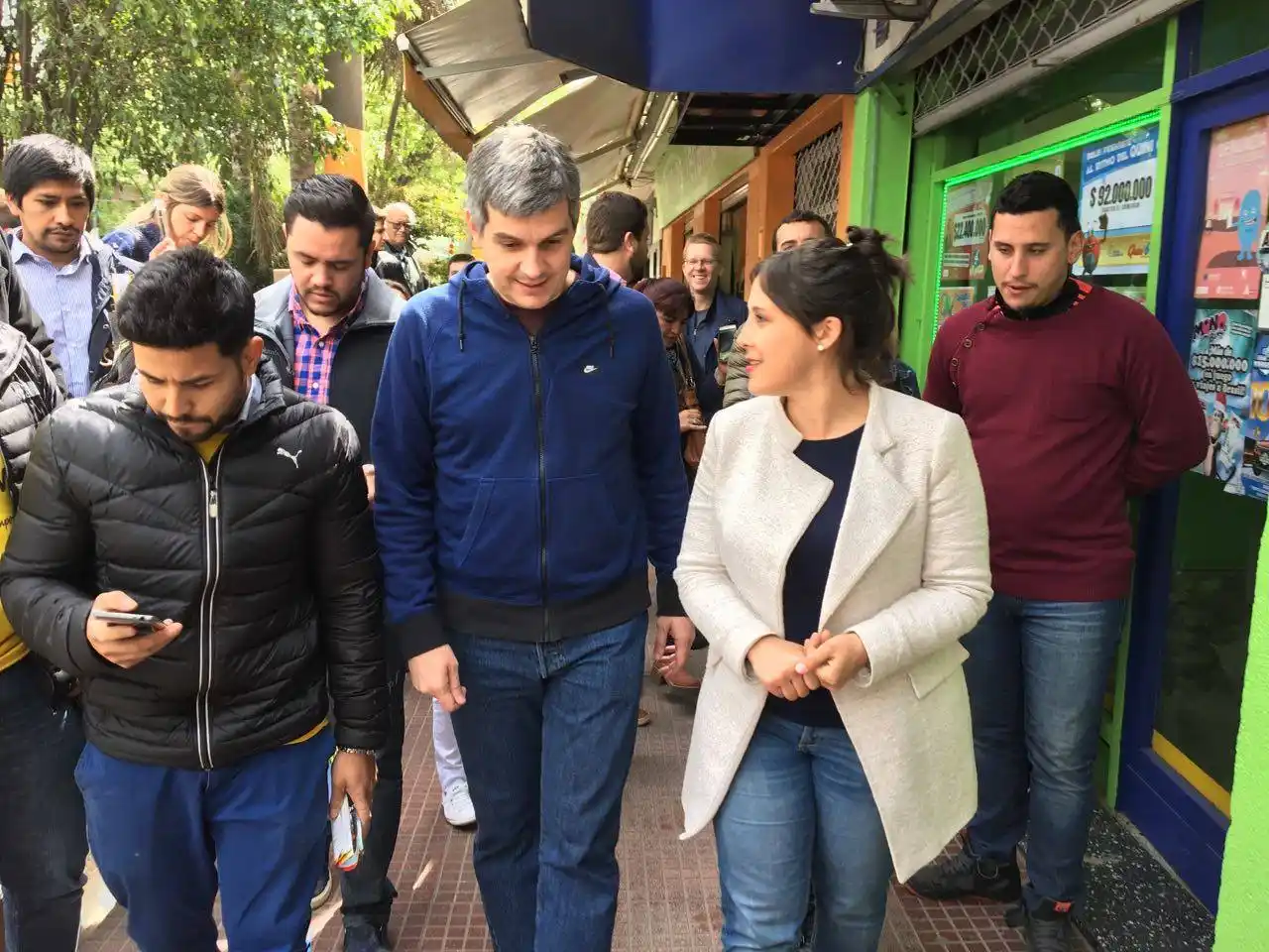 Verónica Barbieri acompañó a Marcos Peña en un timbreo por Hurlingham