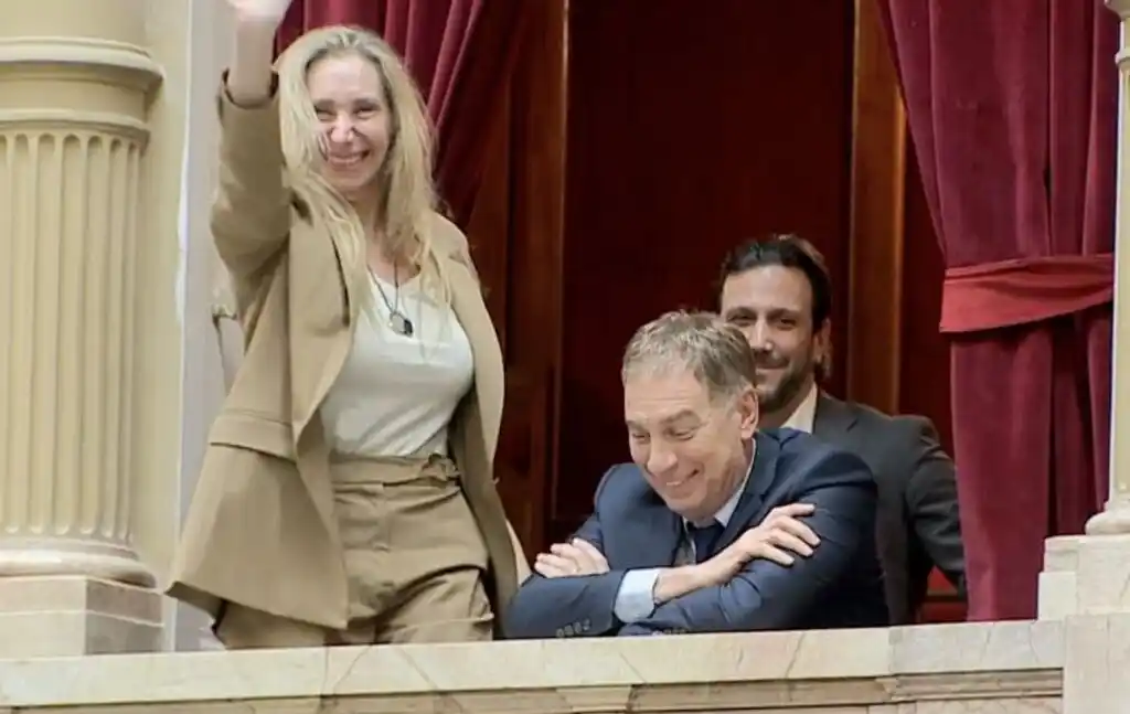 Karina junto a Santilli en el balcón del recinto.