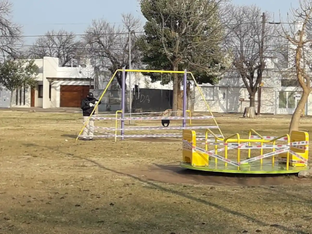 Vuelven a precintan los juegos en las plazas