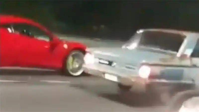Video: Peligrosa "picada" entre una Ferrari y un viejo Ford Falcon
