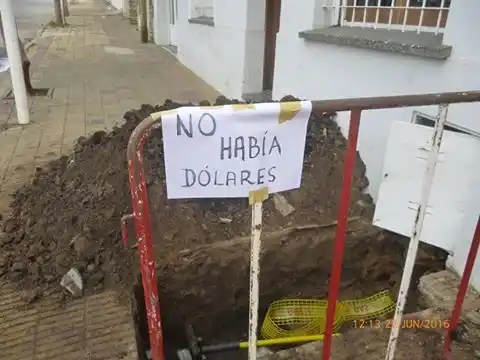 "No había dólares", el cartel de un vecino al que le hicieron un pozo en su vereda