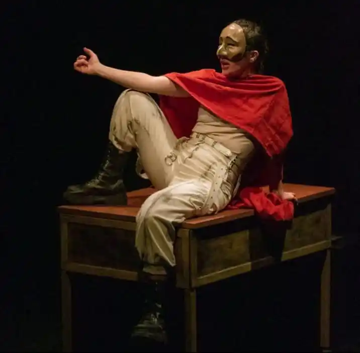 Una travesía por vastos territorios de la historia.