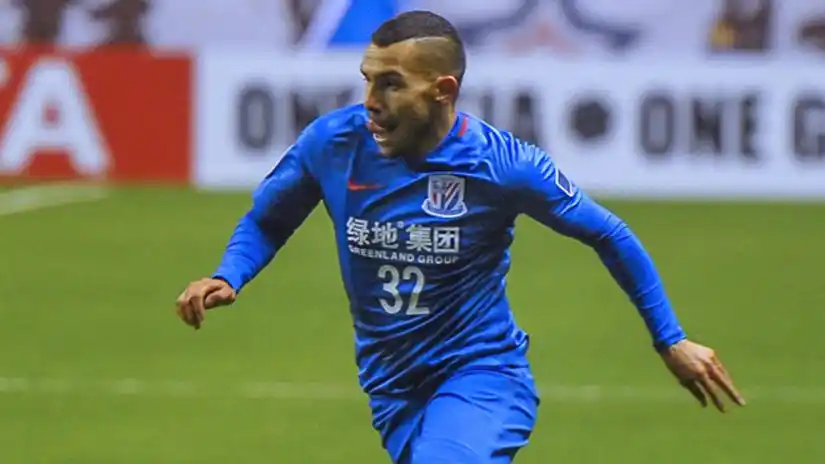 ¿Corinthians se suma a la carrera por Tevez?