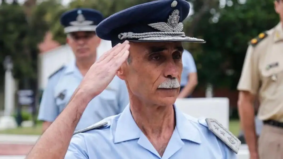 El Brigadier Valverde se desempeñaba como jefe del Comando Conjunto Aeroespacial.