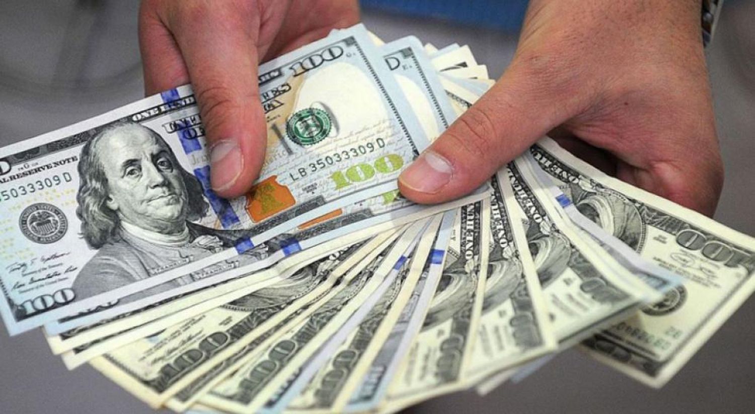 Sólo bancos y casas de cambio podrán vender dólares: Los detalles de la medida
