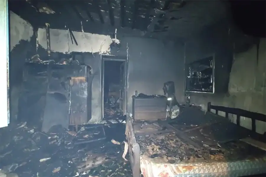 Incendio en una vivienda: un hombre estaba durmiendo y se salvó de milagro