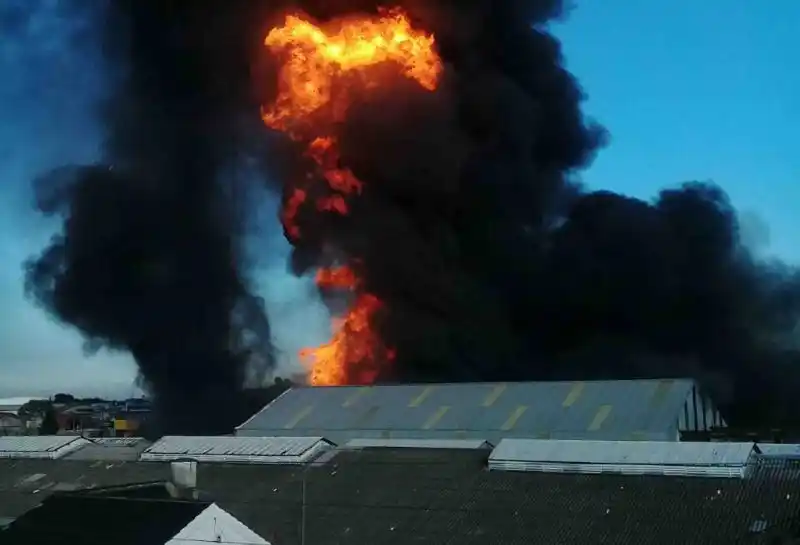 Seis heridos por un incendio en una fábrica de San Justo
