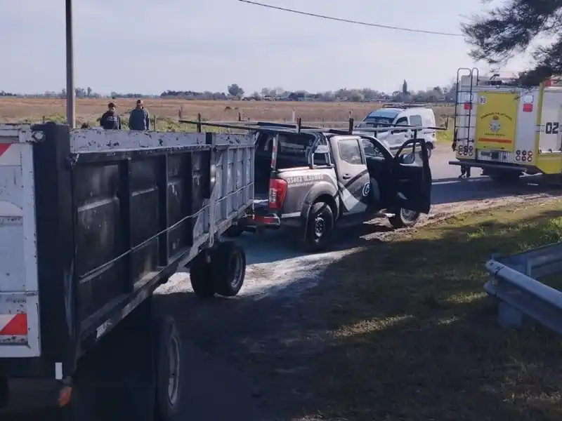La camioneta, que llevaba un carro, tomó fuego que fue controlado por los ocupantes.