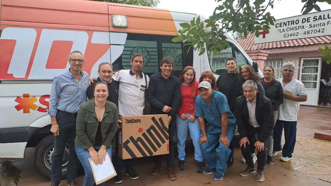 Autoridades locales y provinciales en el acto de entrega de la ambulancia.