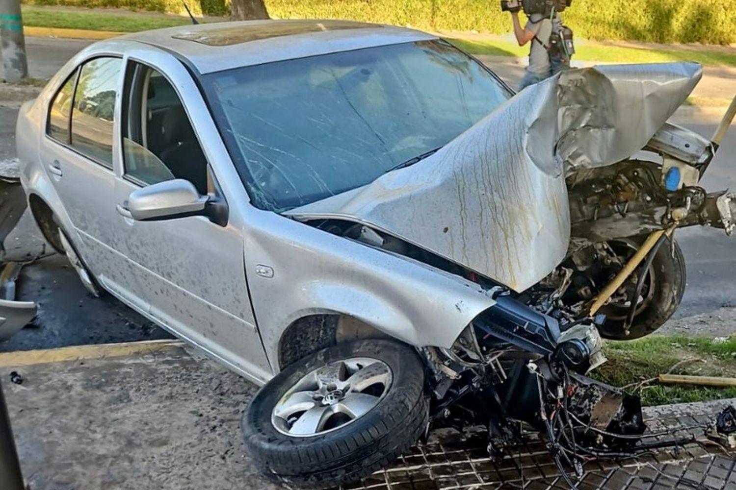 Fuerte choque en Fisherton: un automovilista se estrelló contra una columna