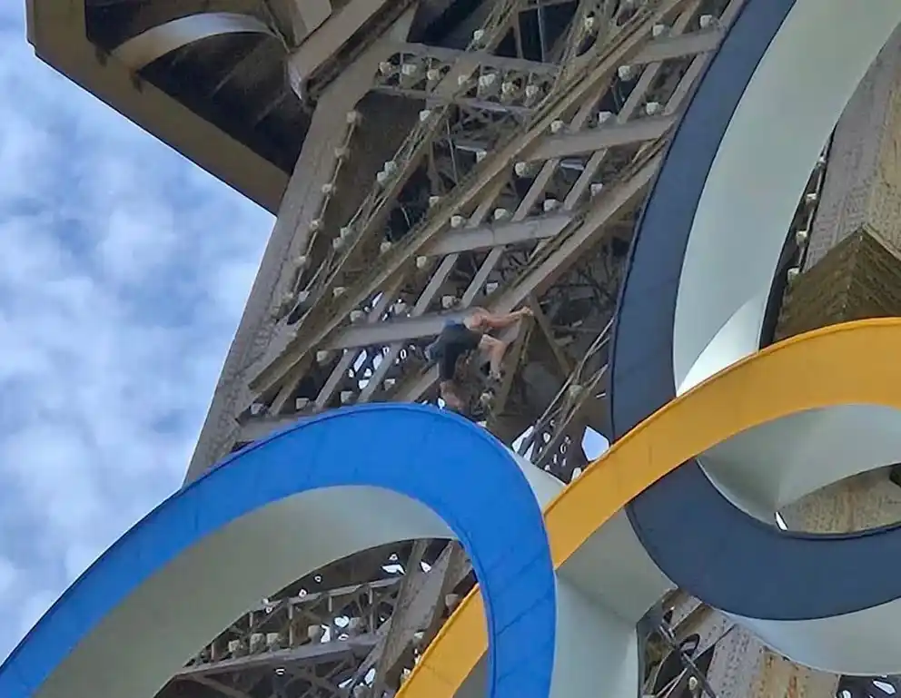 Horas antes de la ceremonia de clausura de los JJOO, evacuaron la Torre Eiffel después de que un hombre escalara el monumento