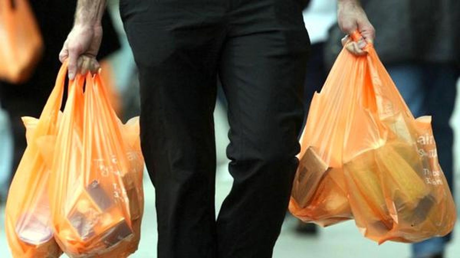 "Bolsas camiseta": Capital dejará de darlas, pero en Provincia continúan vigentes pese a la prohibición