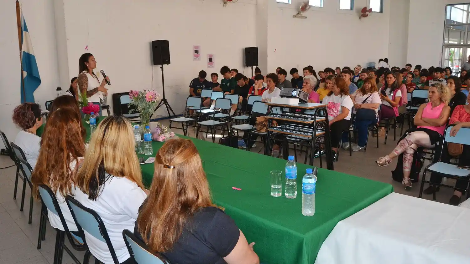 Un numeroso público participó de la jornada de charlas.
