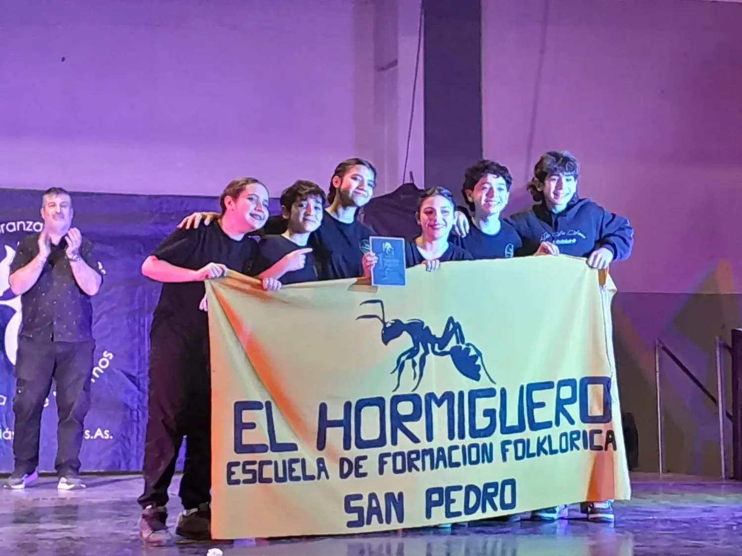 Felicitan a los chicos del ballet "El Hormiguero" por competir en San Nicolás