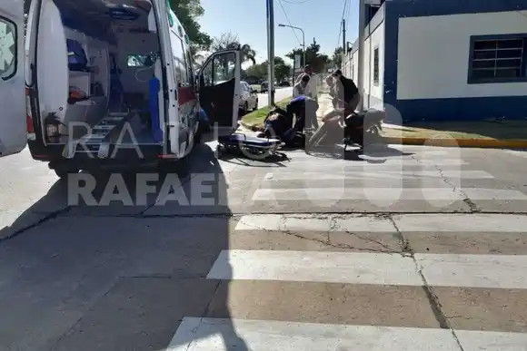 Una mujer derrapó con su moto y terminó hospitalizada en el nosocomio local