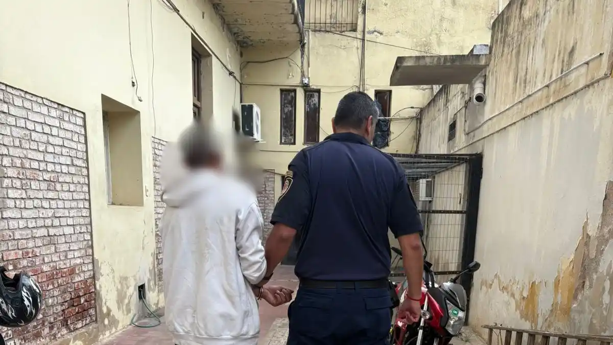 intentó ingresar a una casa y tenía 2 millones en su poder.