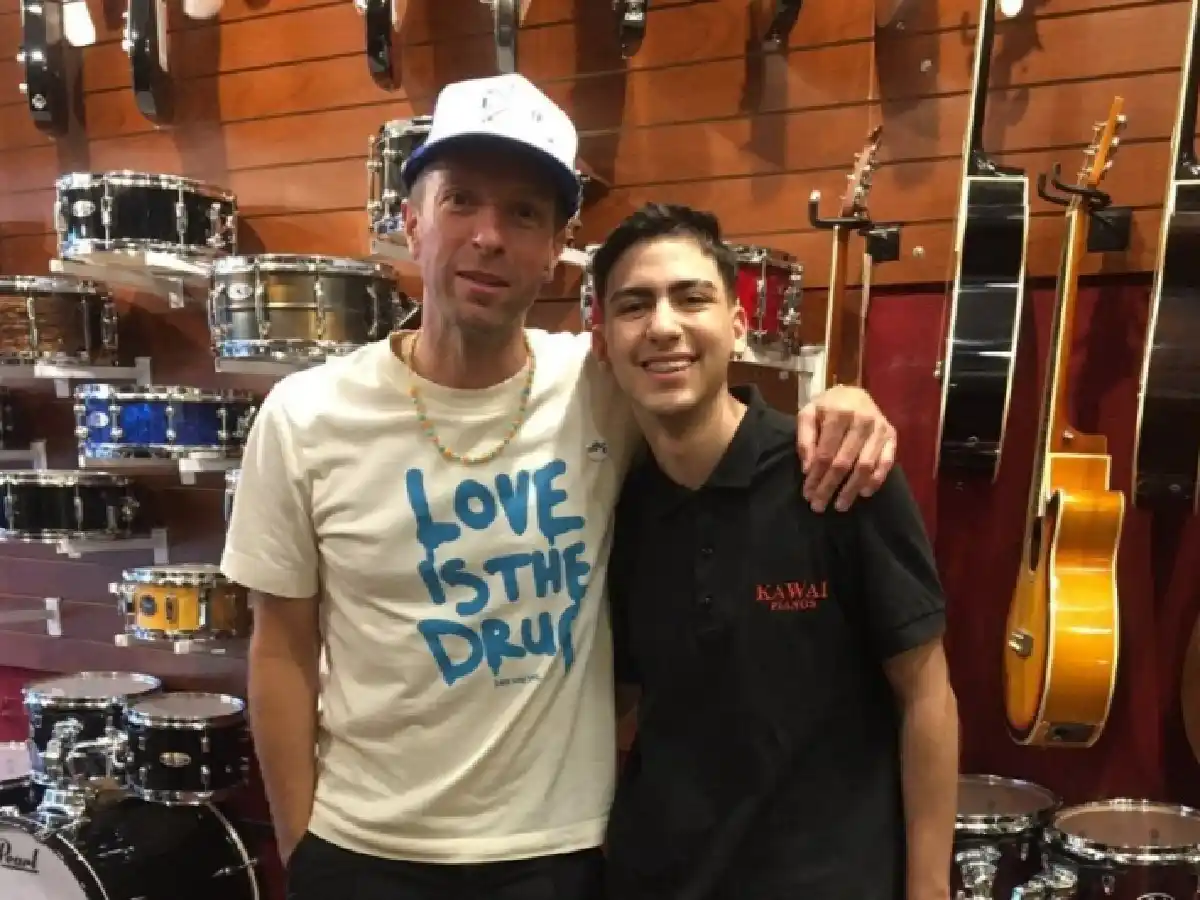 El video viral de Chris Martin: el líder de Coldplay fue a comprar una guitarra, cantó con los vendedores y hasta les regaló entradas