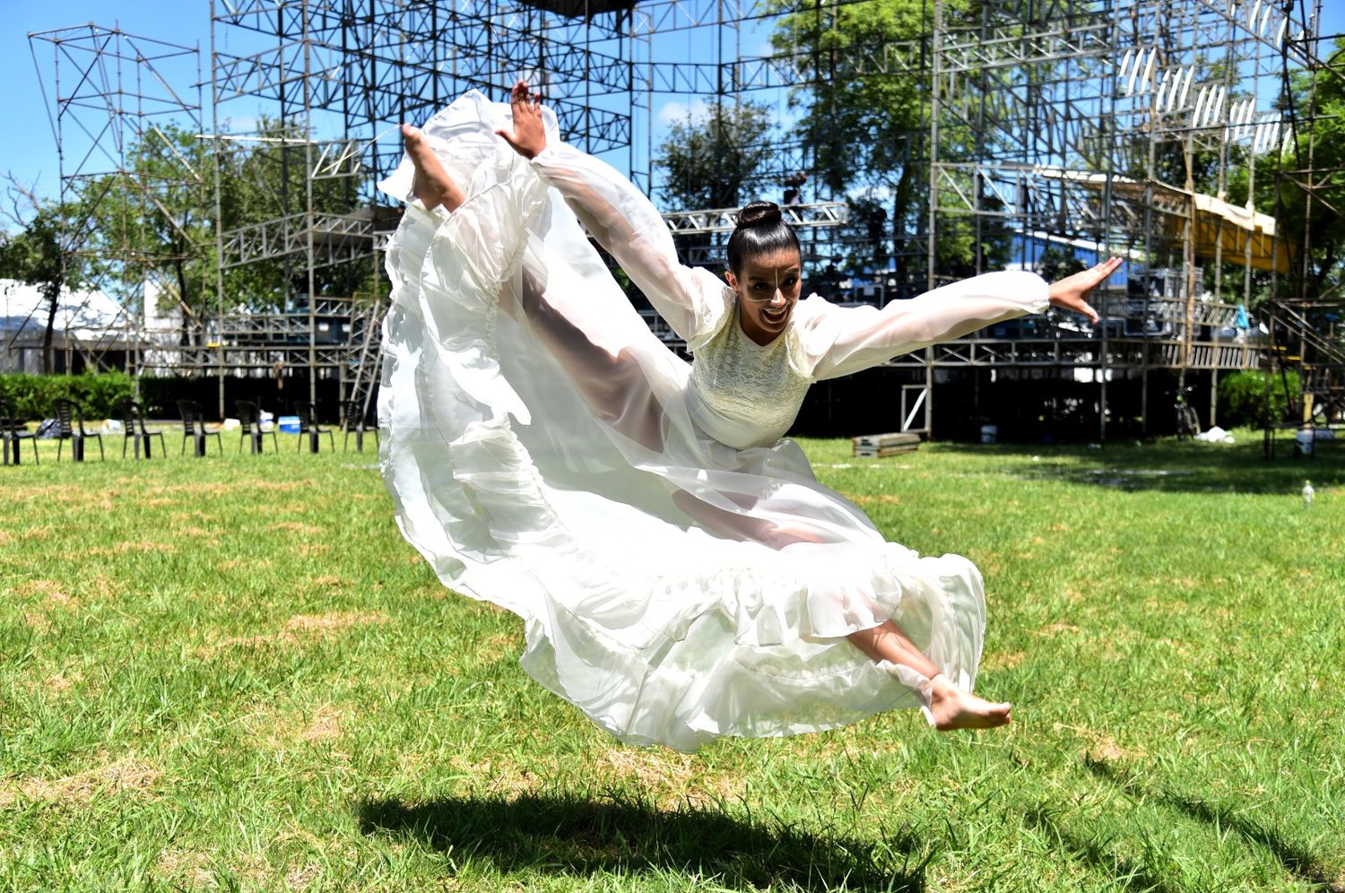La joven es una de las almas que al principio danzan arriba del escenario y abren esta edición del Festival de la Buena Mesa